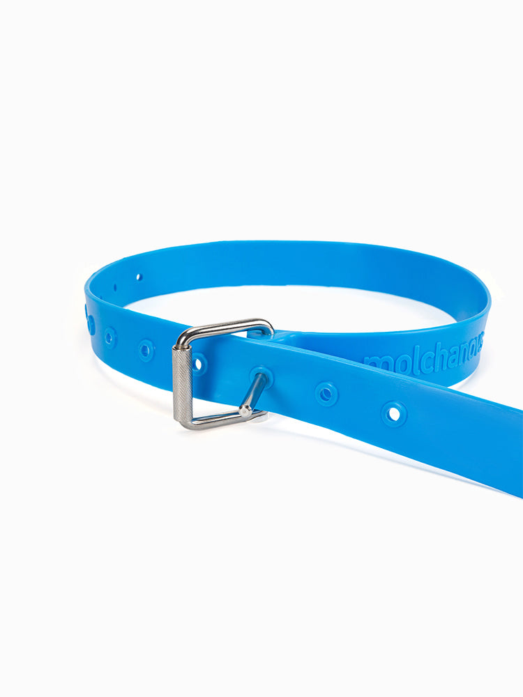 Molchanovs CORE Silicone Weight Belt in blue, close-up of the roller buckle and weight keeper holes