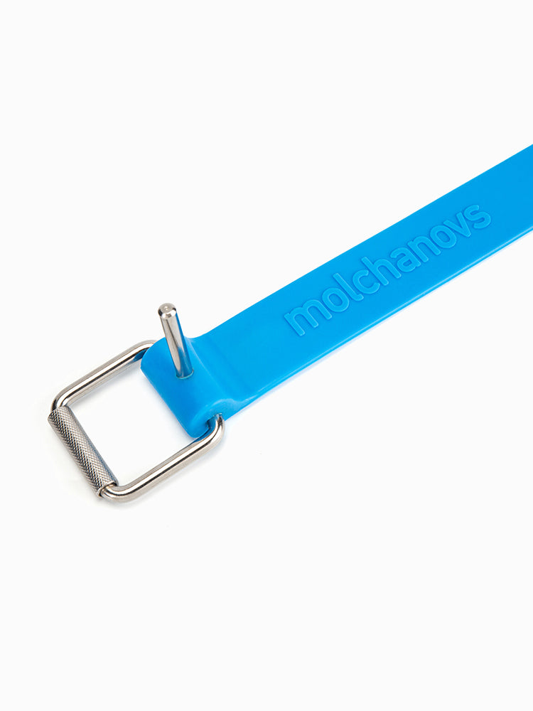 Molchanovs CORE Silicone Weight Belt in blue, detail view of the stainless steel pin buckle end with embossed branding