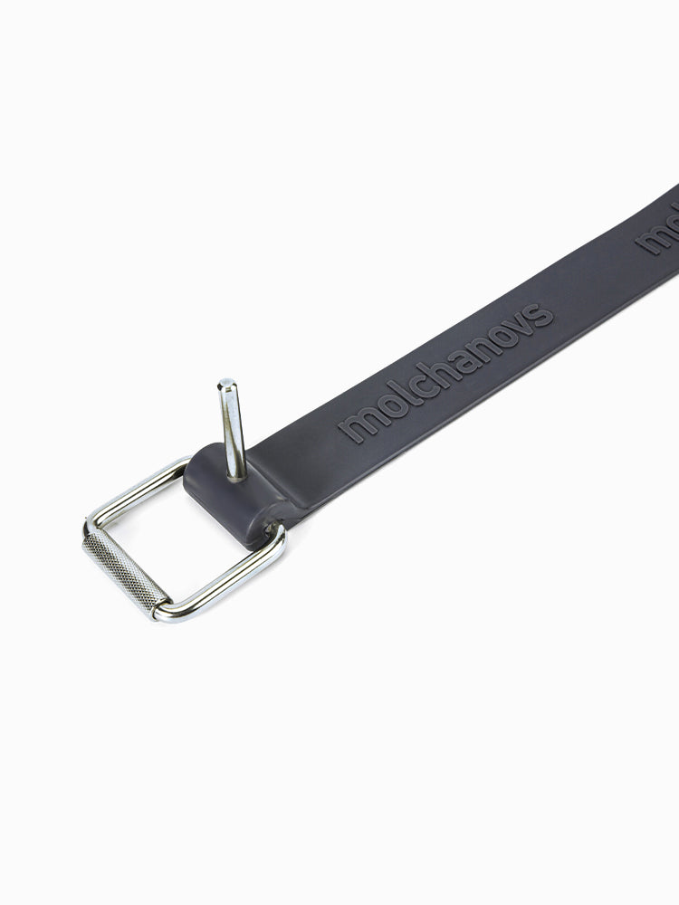 Molchanovs CORE Silicone Weight Belt in charcoal, detail view of the stainless steel pin buckle with Molchanovs branding embossed on the strap
