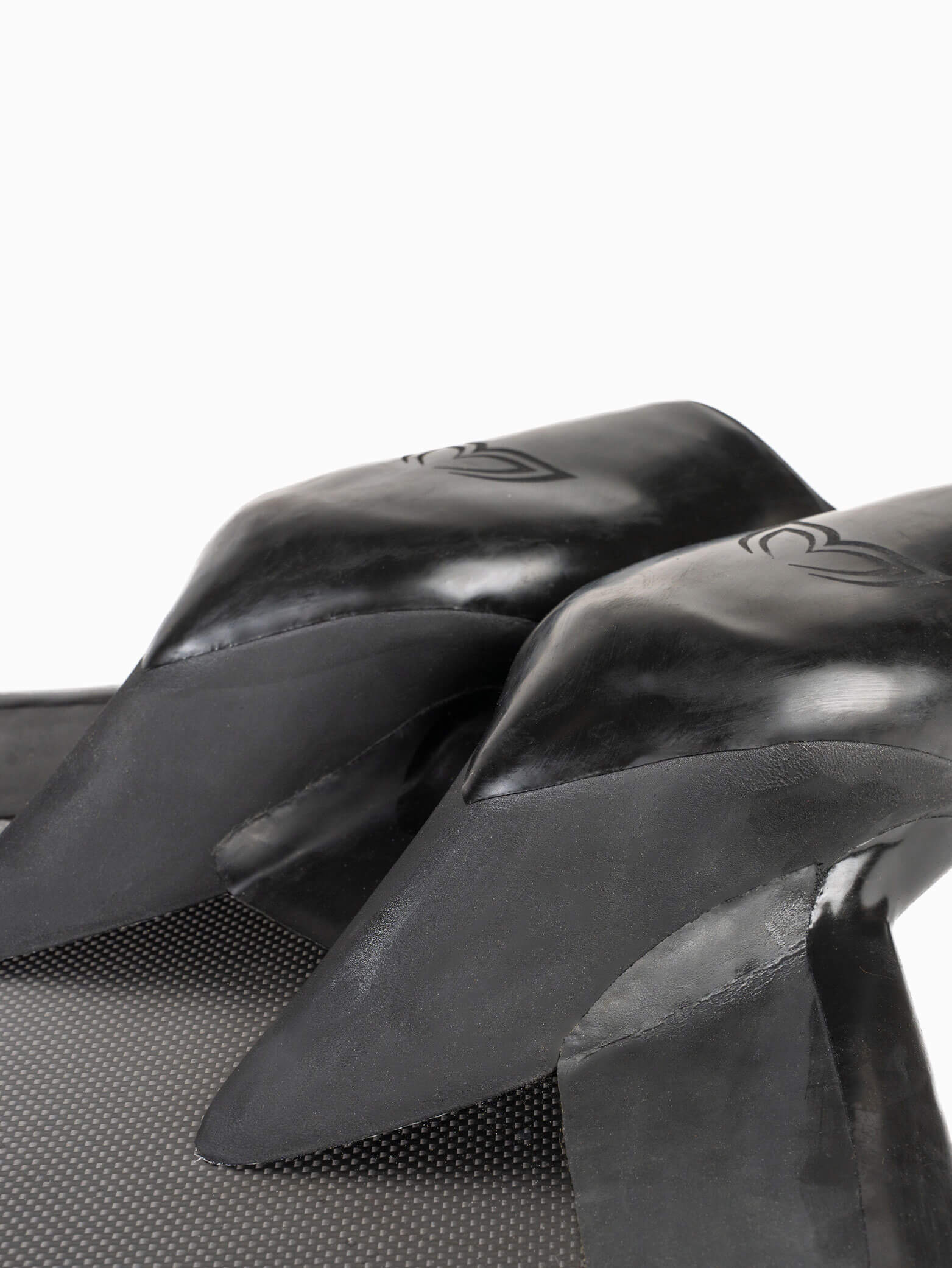 Close-up overhead view of the PRO Monofin 4X Carbon dual foot pockets and carbon blade junction