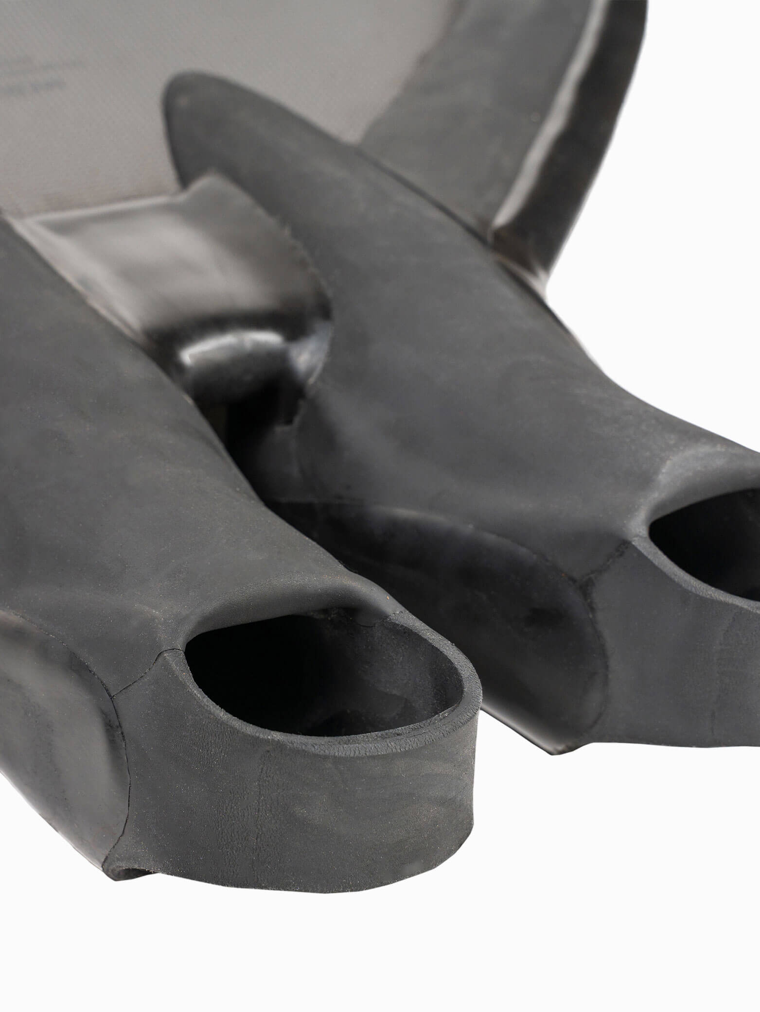 Angled detail of the PRO Monofin 4X Carbon foot pocket edges and blade side profile