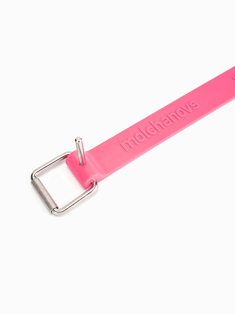Molchanovs CORE Silicone Weight Belt in pink, detail view of the stainless steel pin buckle end with embossed branding